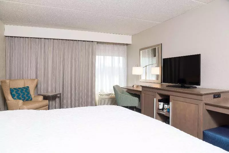 キングサイズベッドのデラックスルーム, Hampton Inn Bloomington