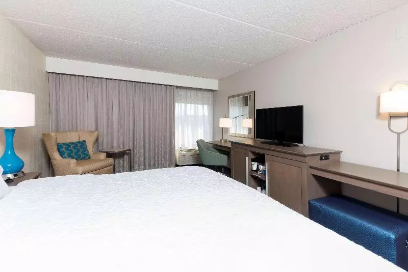 キングサイズベッドのスタンダードルーム, Hampton Inn Bloomington