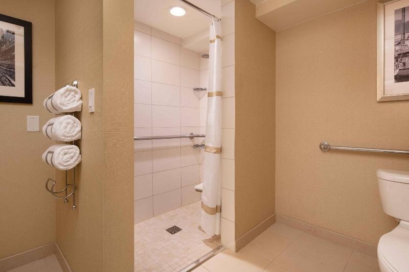 带大床的标准间, Hampton Inn Eden