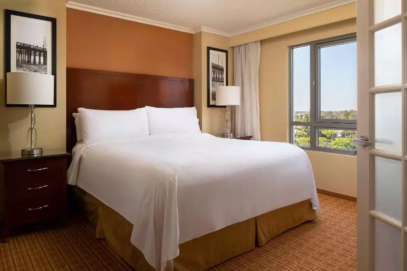 キングサイズベッドのスタンダードルーム, Hampton Inn Eden