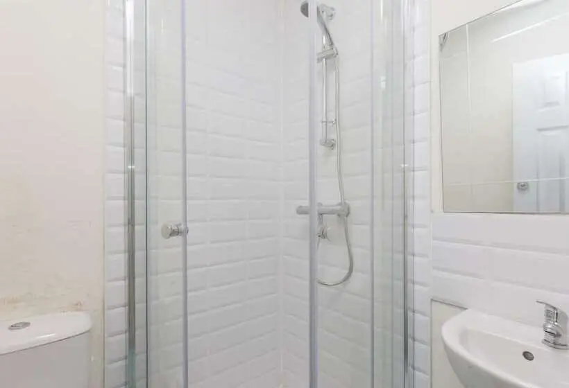 バス共有のスタンダードルーム, Townhouse @ 97 Edleston Road Crewe