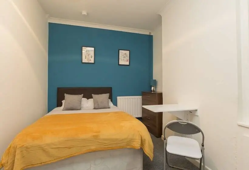 バス共有のスタンダードルーム, Townhouse @ 97 Edleston Road Crewe