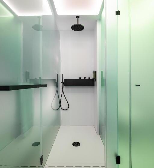 غرفة قياسية ثلاثية, Astay Antwerp