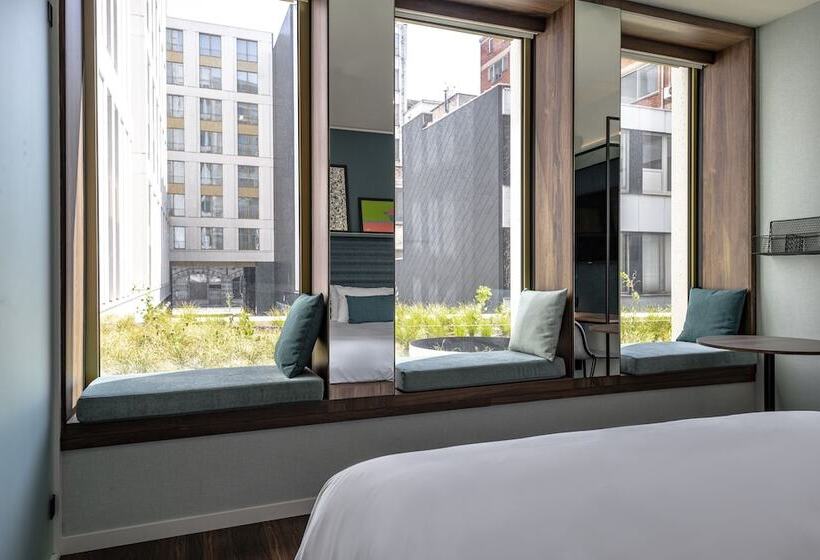 غرفة قياسية لذوى الاحتياجات الخاصة, Astay Antwerp