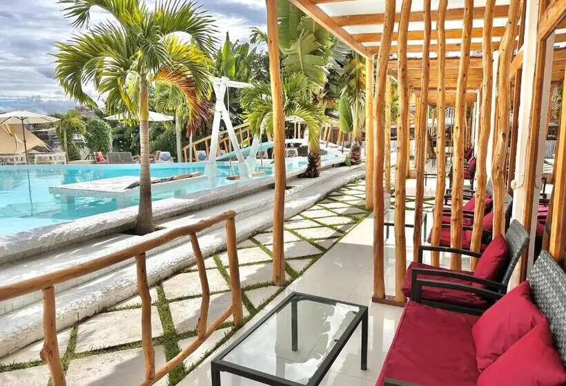 سوییت با چشم‌انداز استخر, Sababa Resort