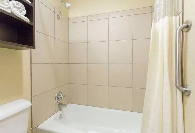 استودیوی لوکس, Days Inn & Suites By Wyndham Waterloo