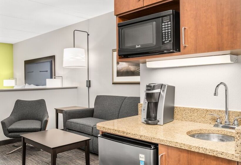 جناح, Holiday Inn Express & Suites Wilmington Newark, An Ihg