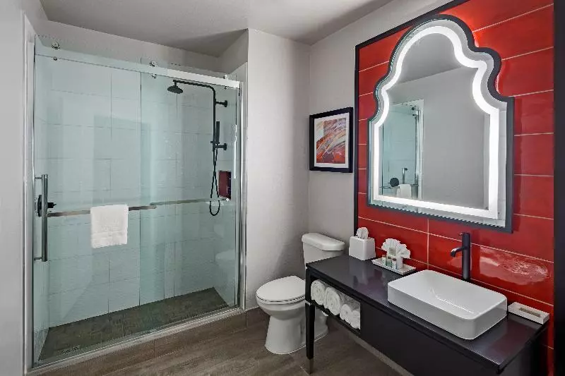 キングサイズベッドのスタンダードルーム, Indigo San Antonio Riverwalk, An Ihg