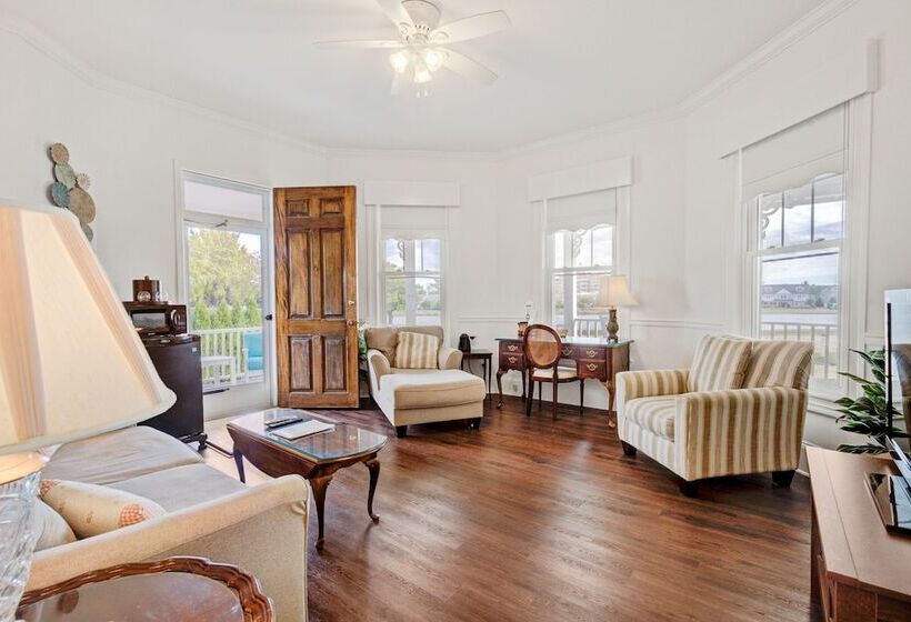Suite with lake view, The Hewitt Wellington