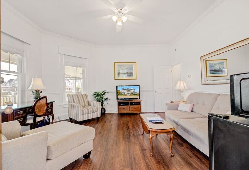 Suite with lake view, The Hewitt Wellington