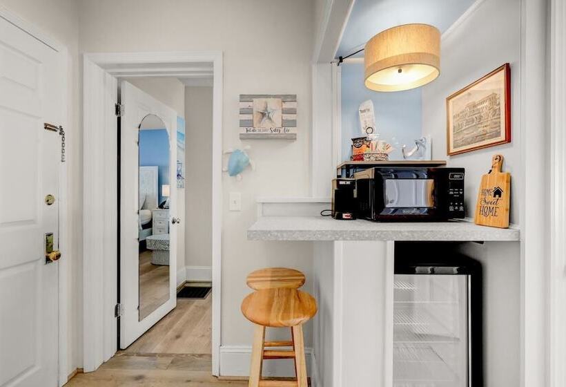 标准间带游泳池, The Hewitt Wellington