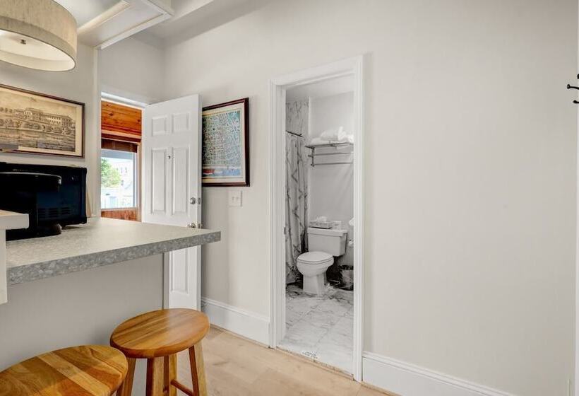 标准间带游泳池, The Hewitt Wellington