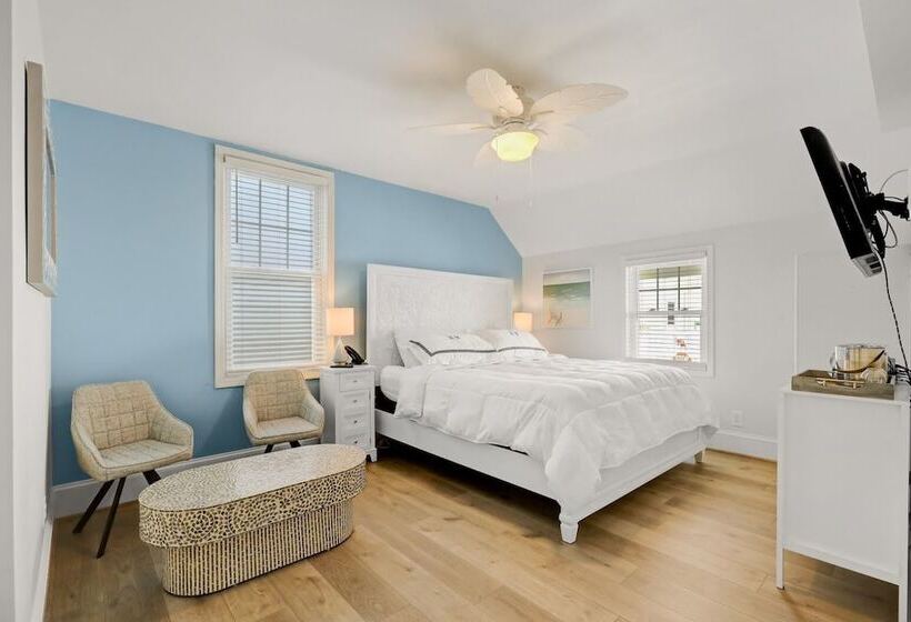 标准间带游泳池, The Hewitt Wellington