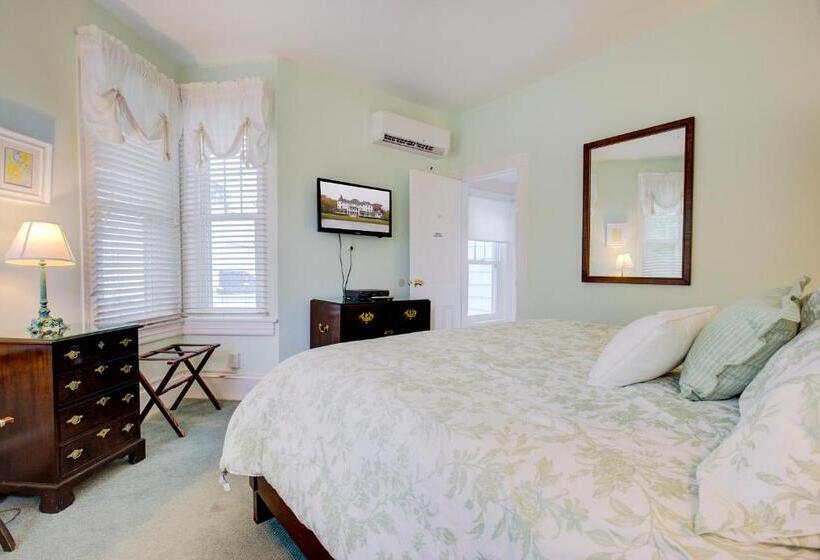 Suite with lake view, The Hewitt Wellington