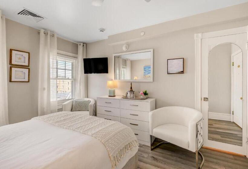 标准间带游泳池, The Hewitt Wellington