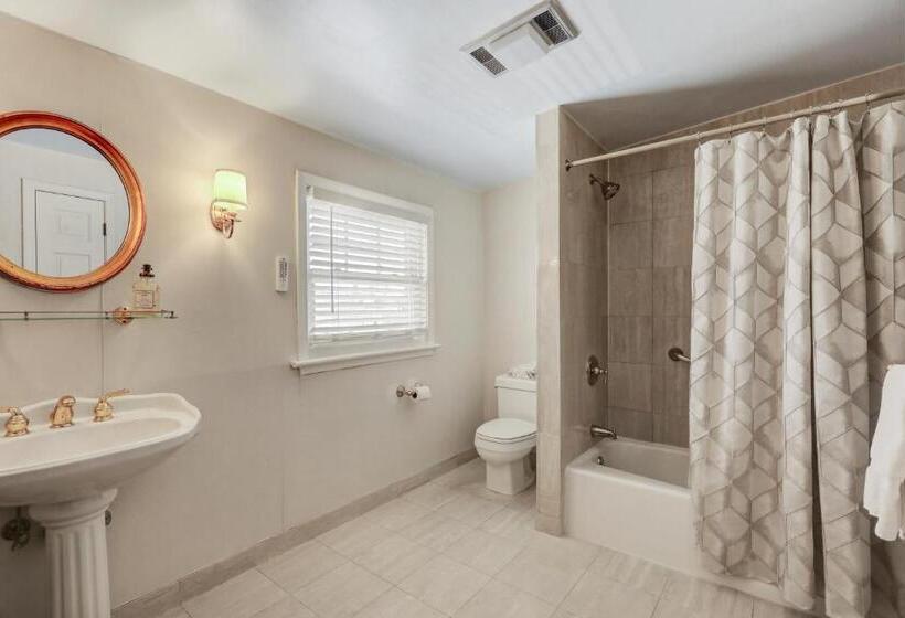 标准间带游泳池, The Hewitt Wellington