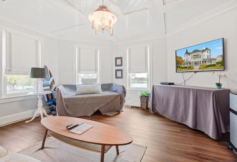 Suite with lake view, The Hewitt Wellington