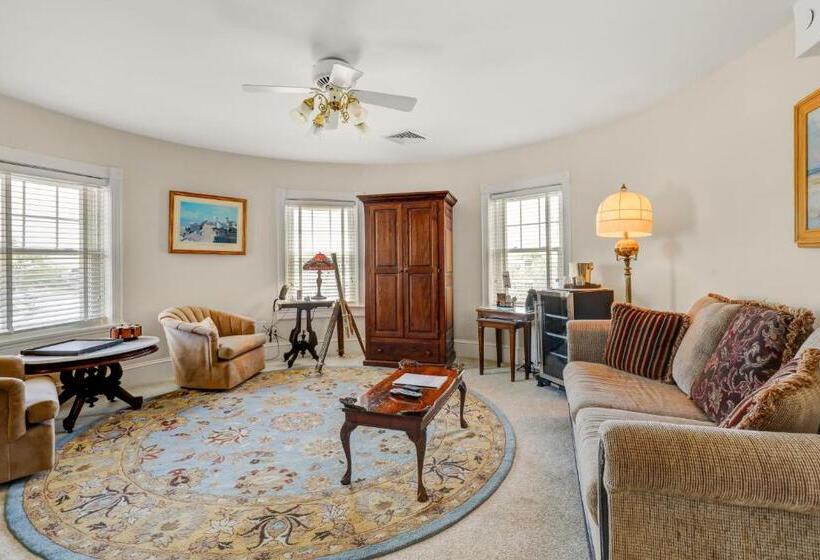 Suite with lake view, The Hewitt Wellington