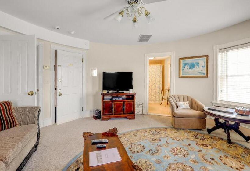 Suite with lake view, The Hewitt Wellington