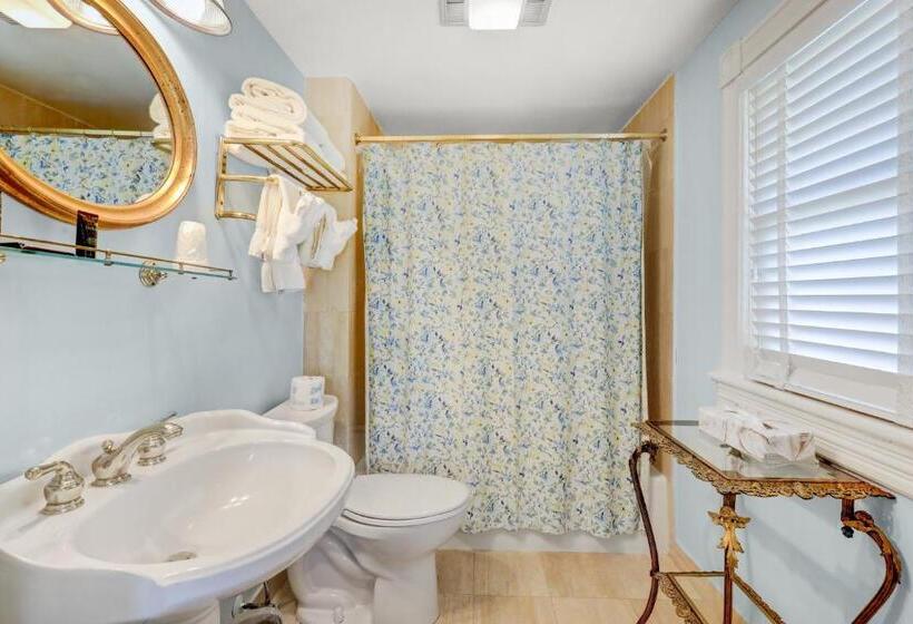 Suite with lake view, The Hewitt Wellington