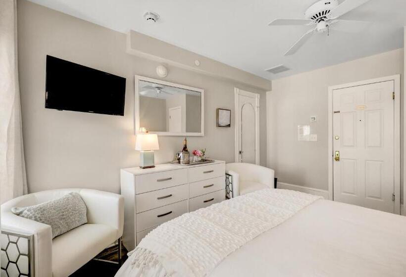 标准间带游泳池, The Hewitt Wellington