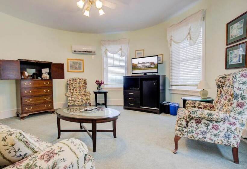 Suite with lake view, The Hewitt Wellington