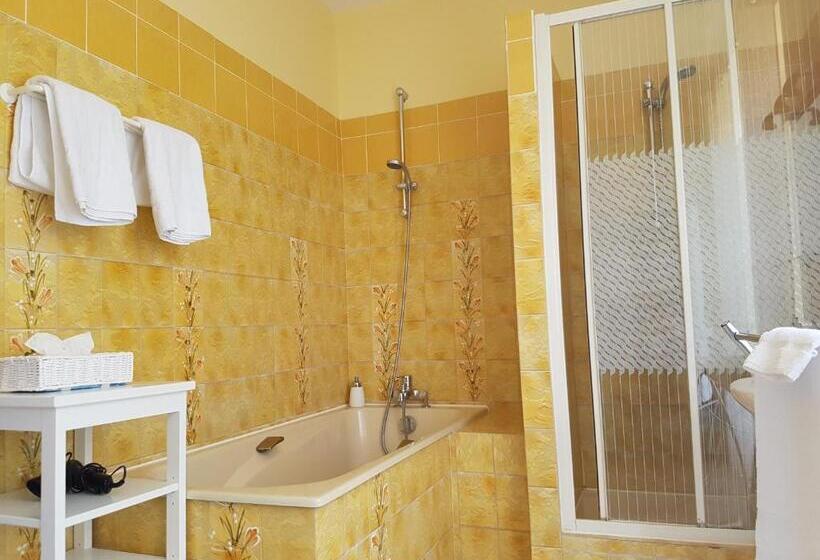 חדר משפחתי, Manoir De Chaix