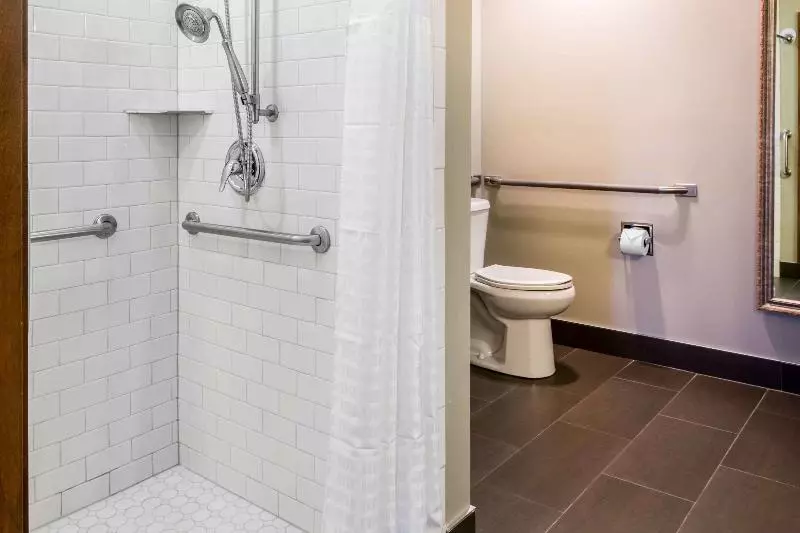 キングサイズベッドのスタンダードルーム, Comfort Inn Ludington Near Us 10