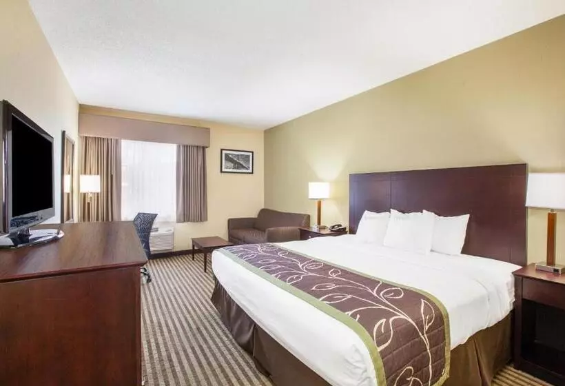 Deluxe-huone King-vuode, Days Inn By Wyndham Brewerton/ Syracuse Near Oneida Lake