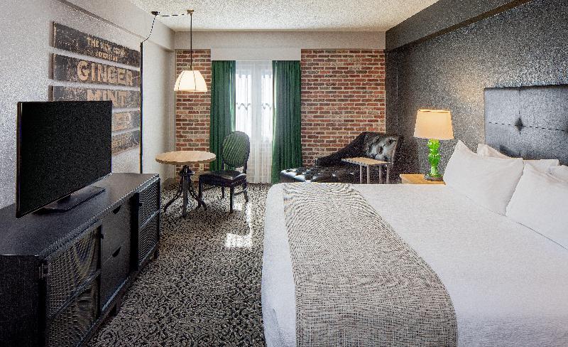 חדר סטנדרט עם מיטת קינג, Holiday Inn Hotel French Quarter Chateau Lemoyne, An Ihg
