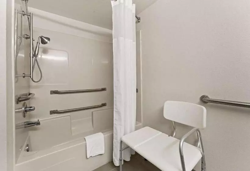 身障者適用キングサイズベッドルーム, Quality Inn Sandersville