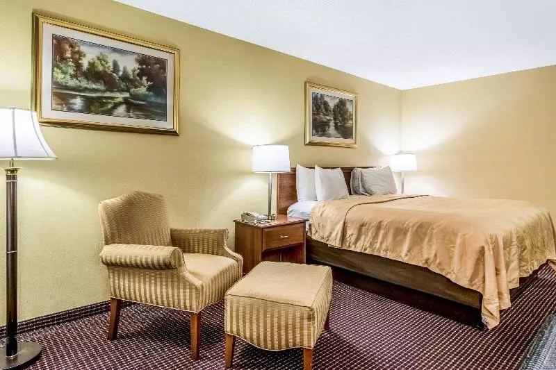 キングサイズベッドのスタンダードルーム, Quality Inn Sandersville