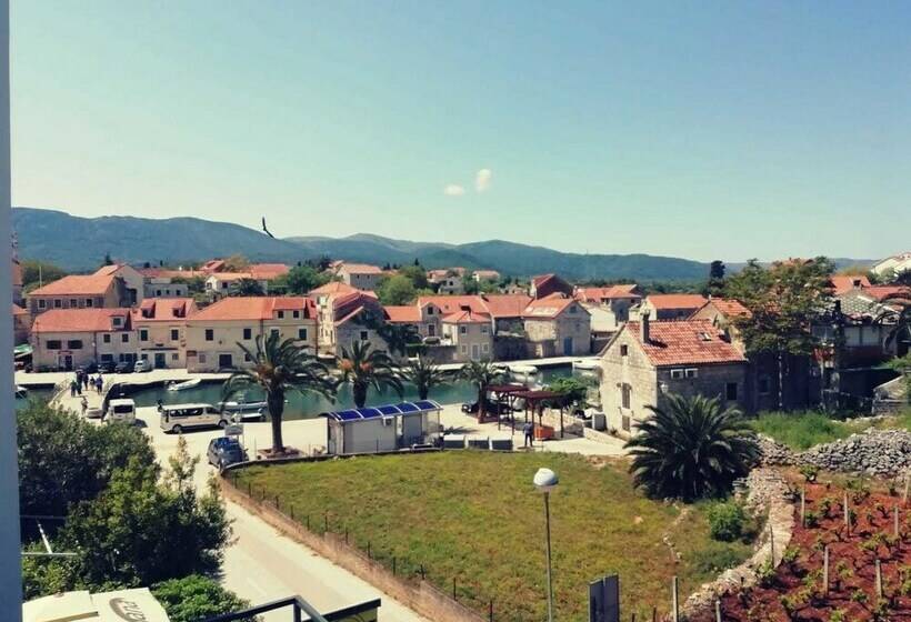 חדר סטנדרט נוף לים עם מרפסת, Mediteran Hvar   Modern Rooms And Restaurant, B&b