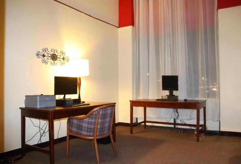 Номер Стандарт, Ramada By Wyndham Lansing Hotel & Conference Center