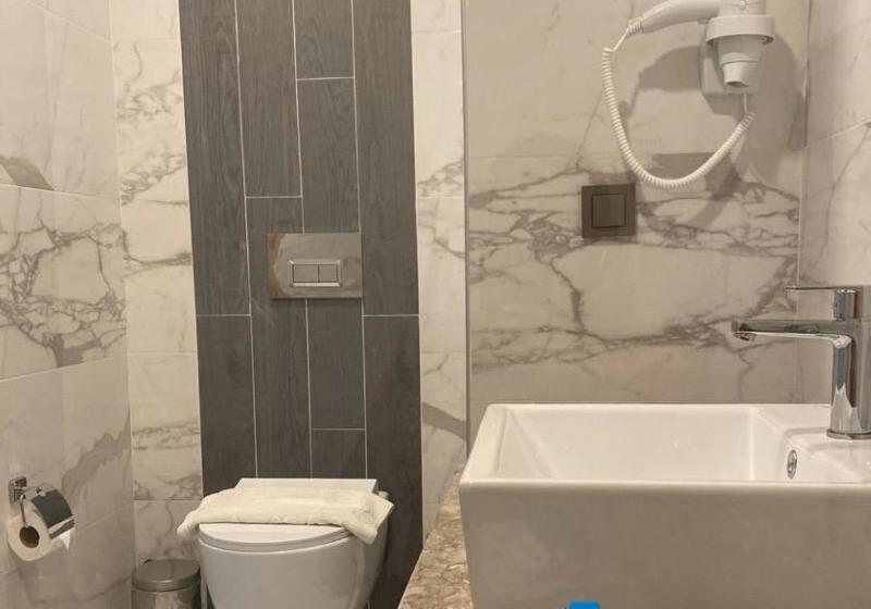 غرفة قياسية مطلّة علي حمام السباحة, Ramada By Wyndham Lansing Hotel & Conference Center