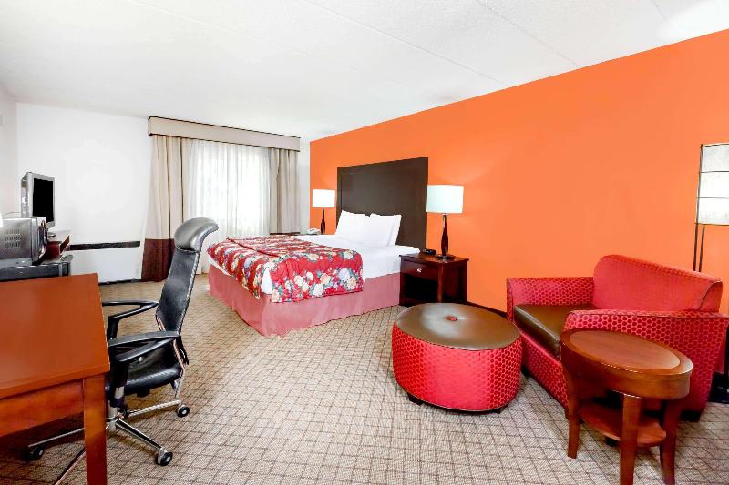 غرفة قياسية مطلّة علي حمام السباحة, Ramada By Wyndham Lansing Hotel & Conference Center