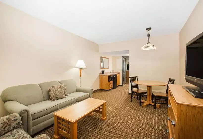 سوییت با چشم‌انداز استخر, Ramada By Wyndham Des Moines Tropics Resort & Conference Ctr