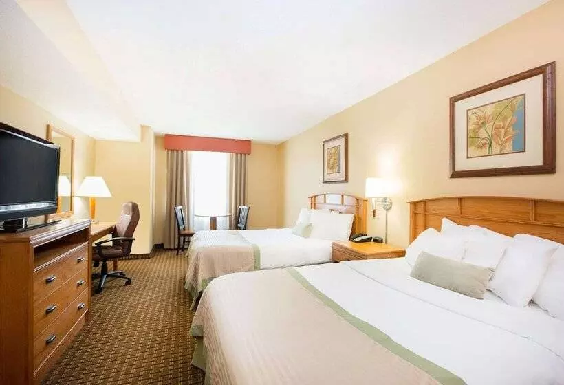 سوییت با چشم‌انداز استخر, Ramada By Wyndham Des Moines Tropics Resort & Conference Ctr
