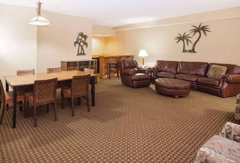 מיטת קינג בסוויטה, Ramada By Wyndham Des Moines Tropics Resort & Conference Ctr