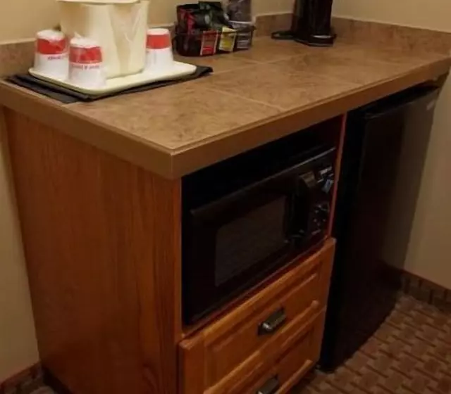 سوییت لوکس, Ramada By Wyndham Des Moines Tropics Resort & Conference Ctr