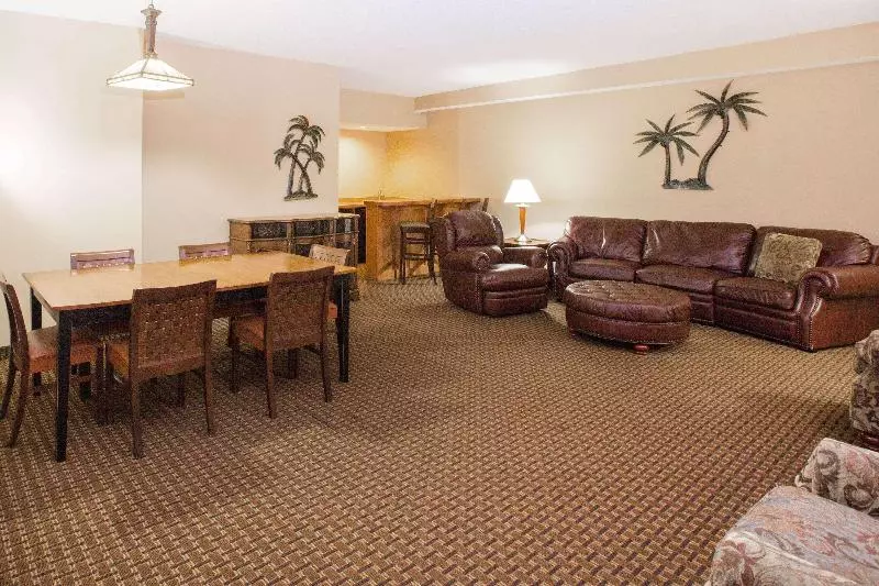 سوییت با چشم‌انداز استخر, Ramada By Wyndham Des Moines Tropics Resort & Conference Ctr