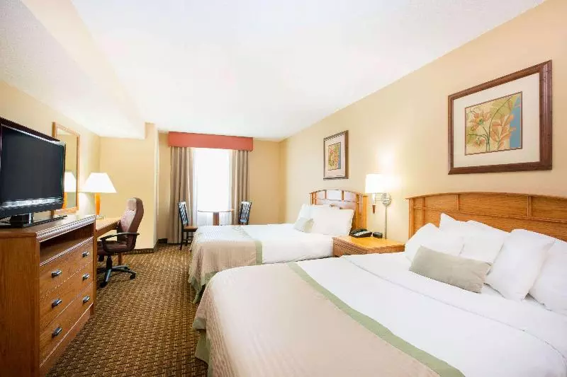 سوییت با چشم‌انداز استخر, Ramada By Wyndham Des Moines Tropics Resort & Conference Ctr