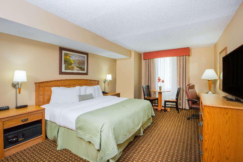 סוויטה נוף לבריכה, Ramada By Wyndham Des Moines Tropics Resort & Conference Ctr