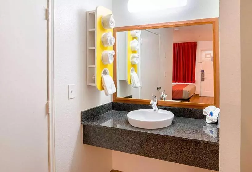 Standard Neljän Hengen Huone, Motel 6 Grand Prairie, Tx Near Six Flags Drive