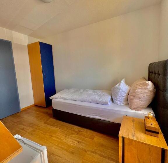 חדר אקונומי יחיד, Hirschen Hinwil