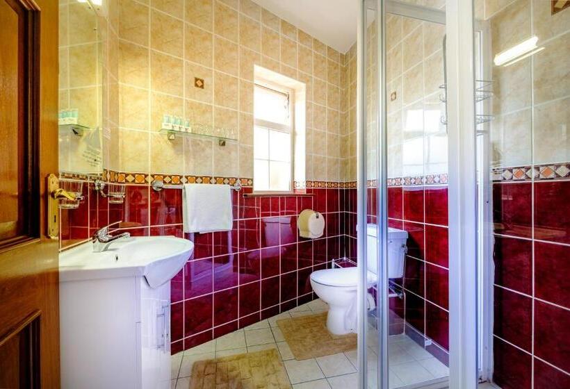 חדר משפחתי, Fallon S B&b