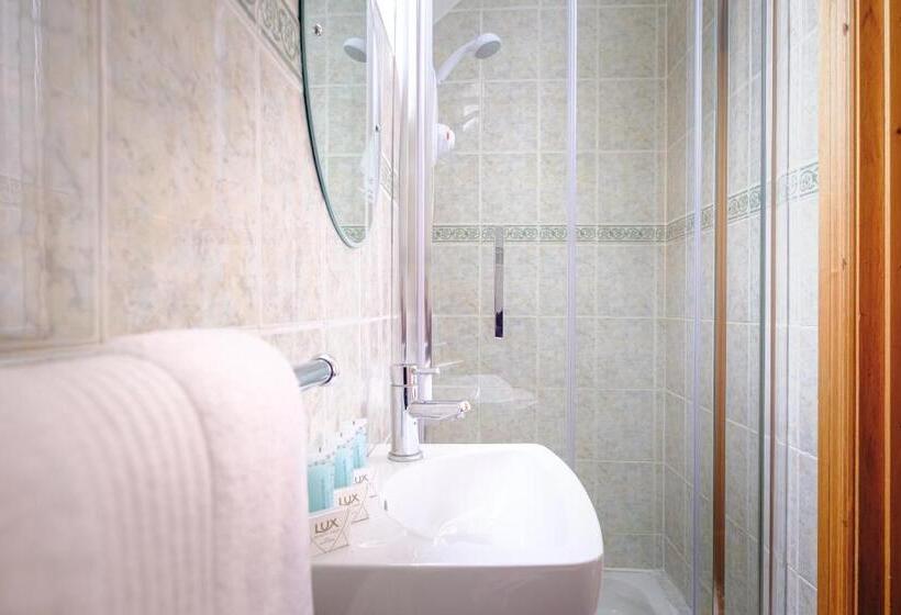 חדר בסיסי, Fallon S B&b