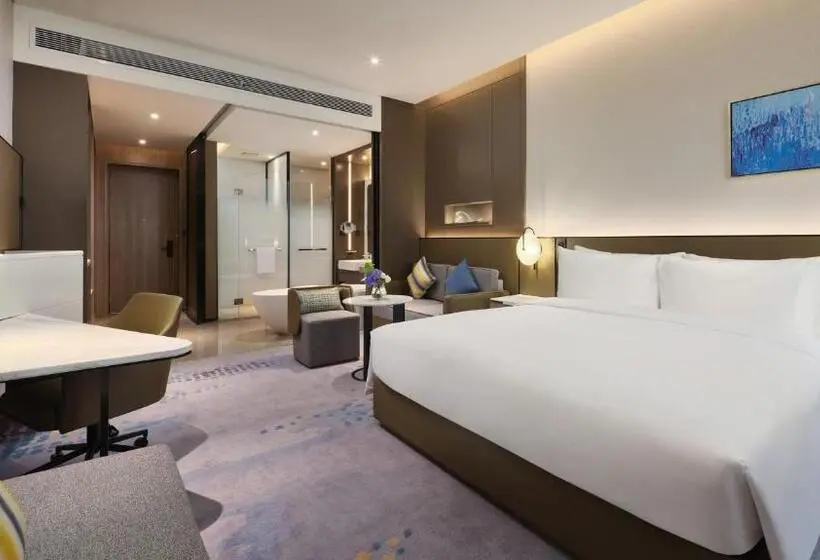 キングサイズベッドのスタンダードルーム, Crowne Plaza Wuhan Development Zone, An Ihg
