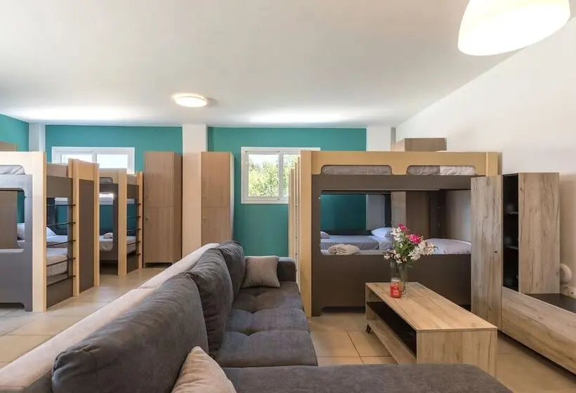 ルームシェアのワンベッド, Local Hostel & Suites