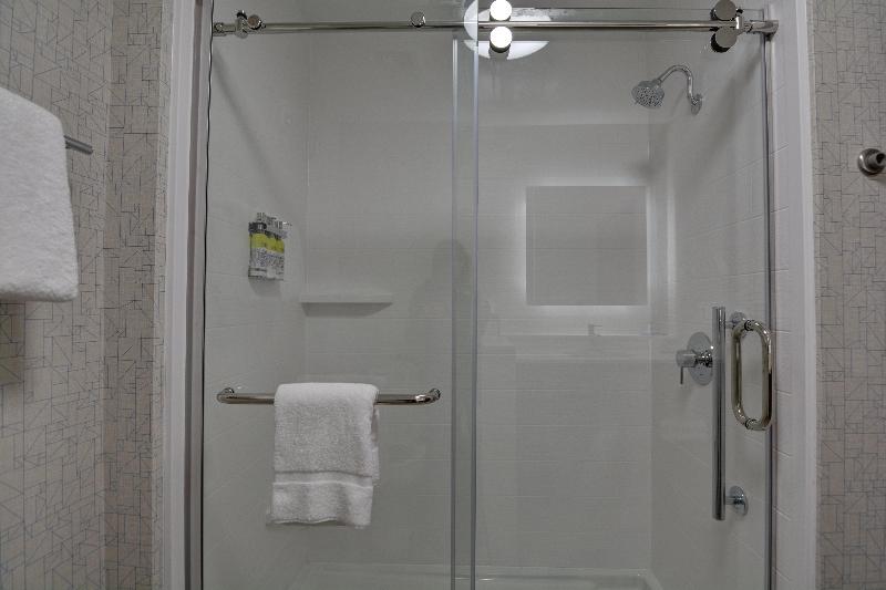适合残疾人士使用的带超级大床的标准间, Holiday Inn Express & Suites   Greenville   Taylors, An Ihg